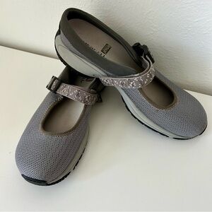 EUC - Women’s Grey Merrell MJ’s size 8.5